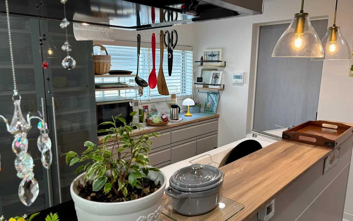 改修後の対面キッチン。道具と植物の並んだ手元