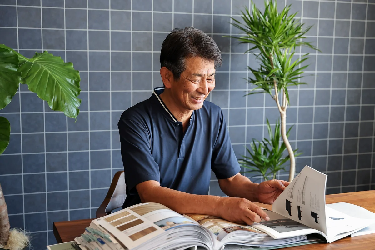 カタログを開いて打ち合わせをする新松屋の代表