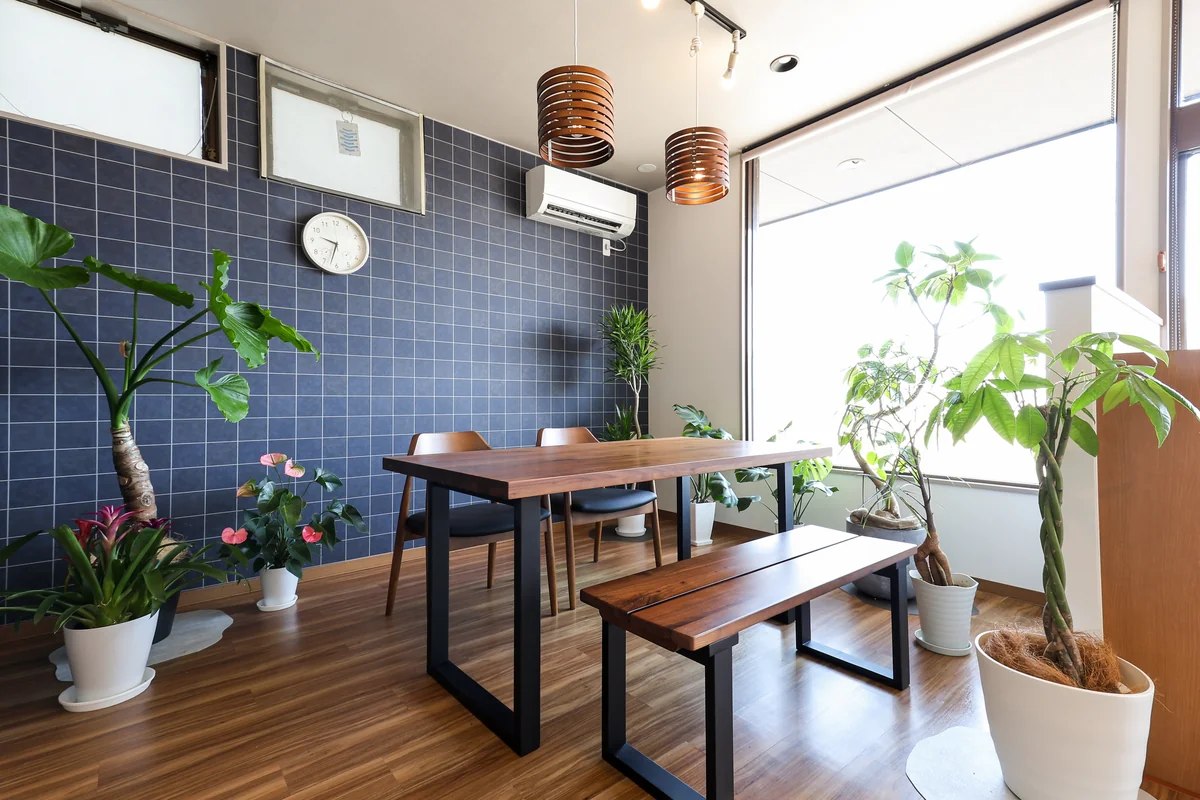 新松屋の店内。打ち合わせ用のテーブルと観葉植物